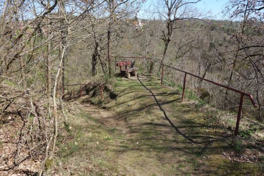 Ruhebank am Aufstieg zum Friedrich-August-Stein in Röttis.