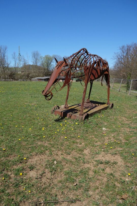 Tierskulptur auf einer Weide am Friedrich-August-Stein in Röttis.
