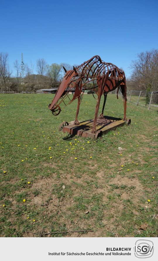 Tierskulptur auf einer Weide am Friedrich-August-Stein in Röttis.