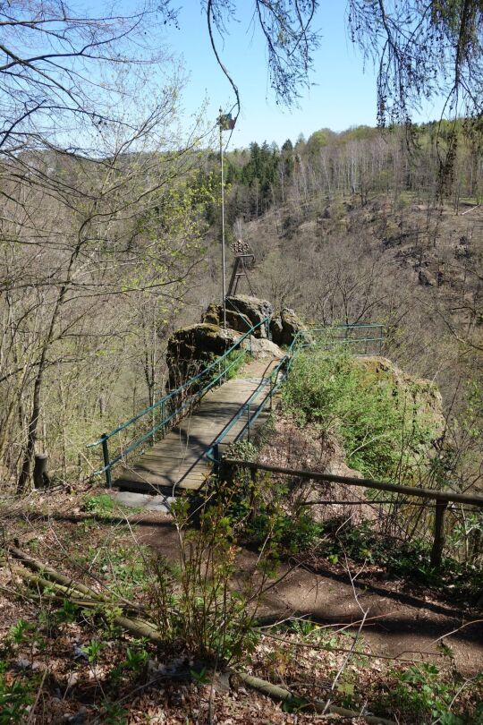 Am Friedrich-August-Stein in Röttis.