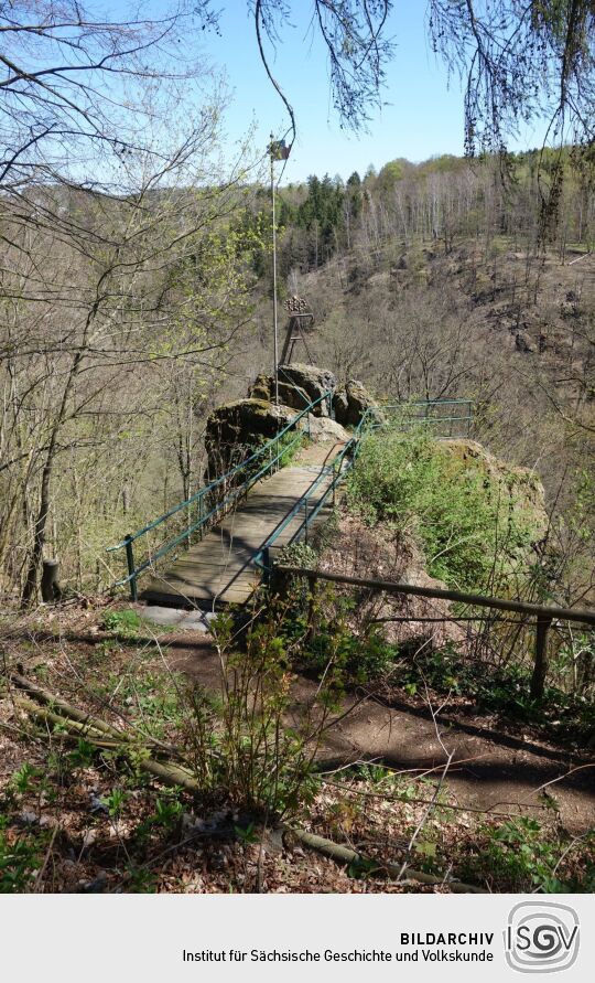 Am Friedrich-August-Stein in Röttis.