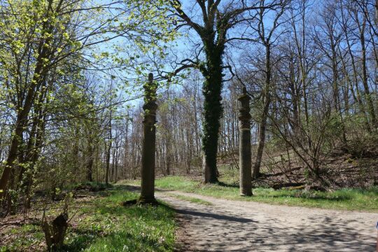 Torsäulen an ehemaligen Sommerfrische Friedrich-August-Stein in Röttis.