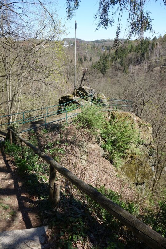 Am Friedrich-August-Stein in Röttis.