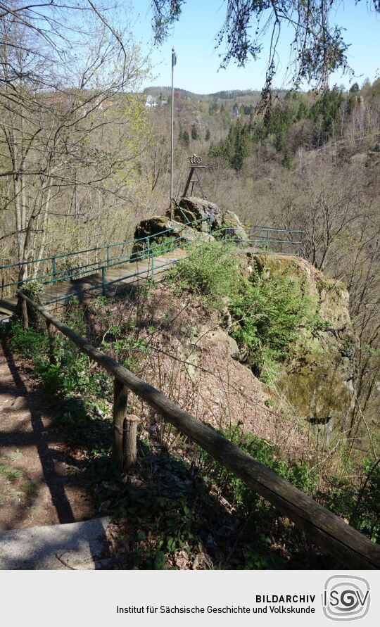 Am Friedrich-August-Stein in Röttis.