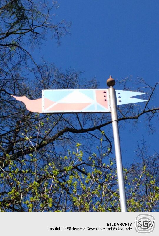 Die Wetterfahne auf dem Friedrich-August-Stein in Röttis.