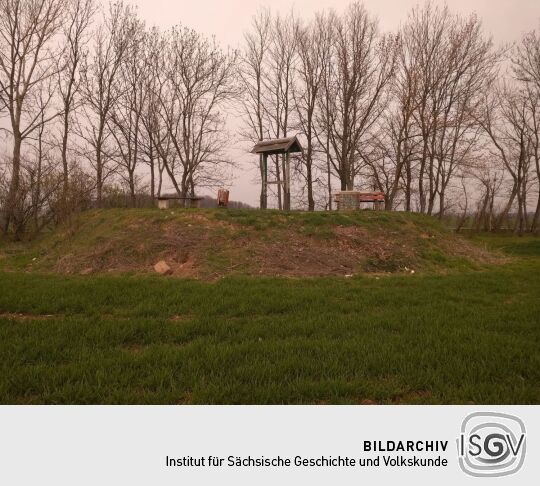 Der heute aufgeschüttete Aussichtshügel auf dem Steinhübel bei Unkersdorf.