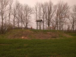 Bild: Der heute aufgeschüttete Aussichtshügel auf dem Steinhübel bei Unkersdorf.