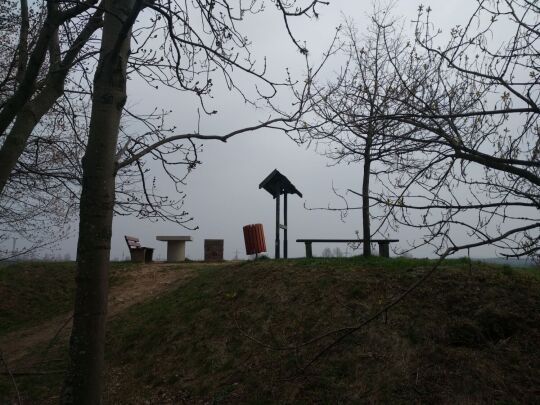 Der heute aufgeschüttete Aussichtshügel auf dem Steinhübel bei Unkersdorf.