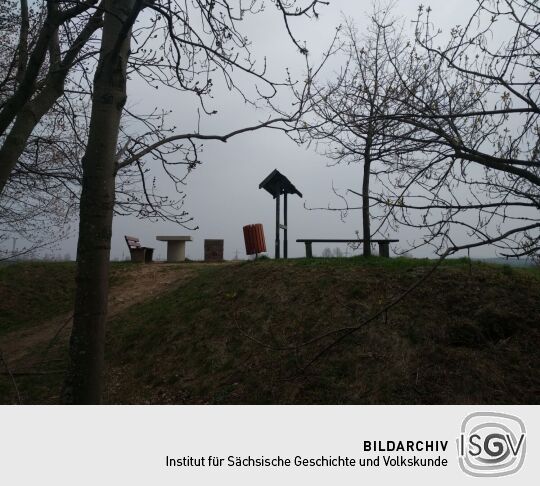 Der heute aufgeschüttete Aussichtshügel auf dem Steinhübel bei Unkersdorf.