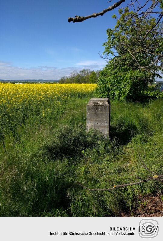 Der ehemalige Standplatz der Nagelschen Säule und der heute aufgeschüttete Aussichtshügel auf dem Steinhübel bei Unkersdorf.