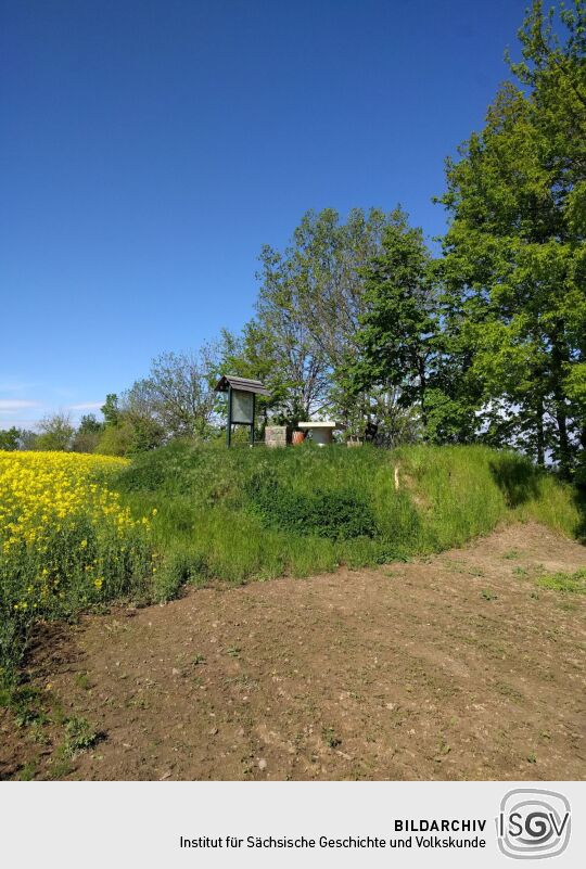Der heute aufgeschüttete Aussichtshügel auf dem Steinhübel bei Unkersdorf.