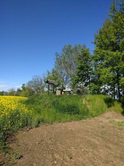Bild: Der heute aufgeschüttete Aussichtshügel auf dem Steinhübel bei Unkersdorf.