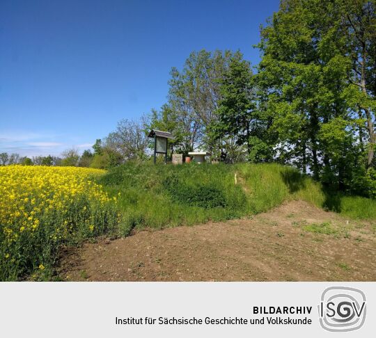 Der heute aufgeschüttete Aussichtshügel auf dem Steinhübel bei Unkersdorf.