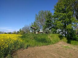 Der heute aufgeschüttete Aussichtshügel auf dem Steinhübel bei Unkersdorf.