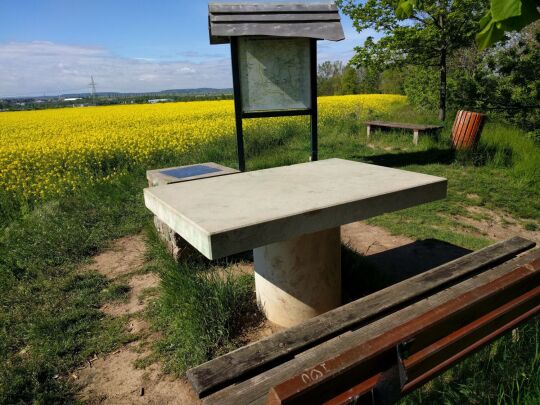 Der Ruheplatz auf dem heute aufgeschütteten Aussichtshügel bei Unkersdorf.