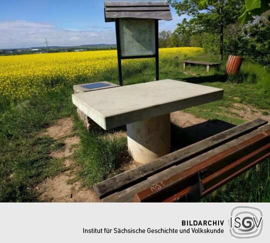 Der Ruheplatz auf dem heute aufgeschütteten Aussichtshügel bei Unkersdorf.