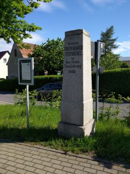 Bild: Die Nagelsche Säule am heutigen Standort in Unkersdorf.