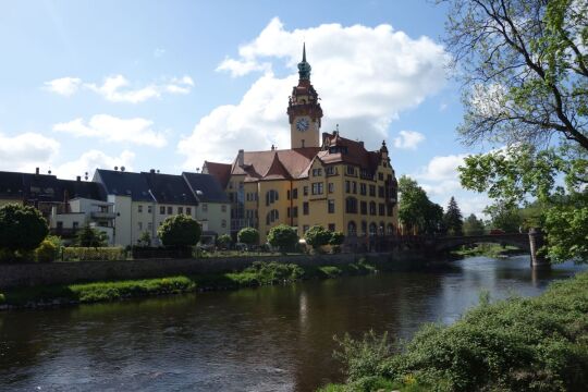 Blick über die Zschopau von Norden auf das Rathaus in Waldheim.