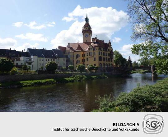 Blick über die Zschopau von Norden auf das Rathaus in Waldheim.