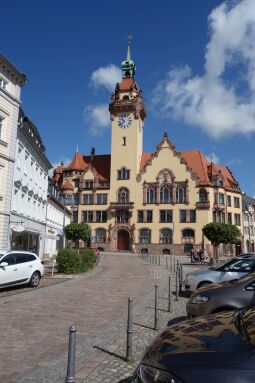 Das Rathaus in Waldheim vom Markt aus gesehen.