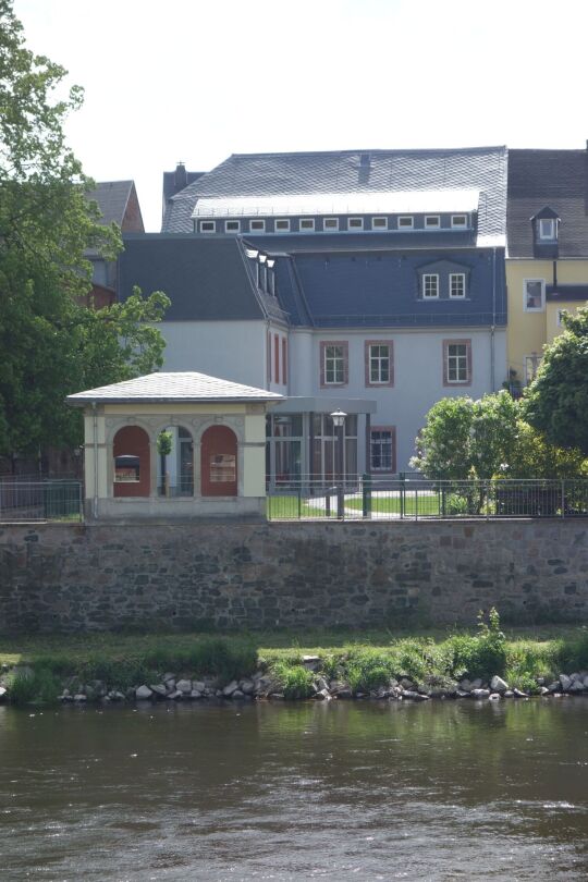 Pavillon über dem rechten Ufer der Zschopau unterhalb des Rathauses.
