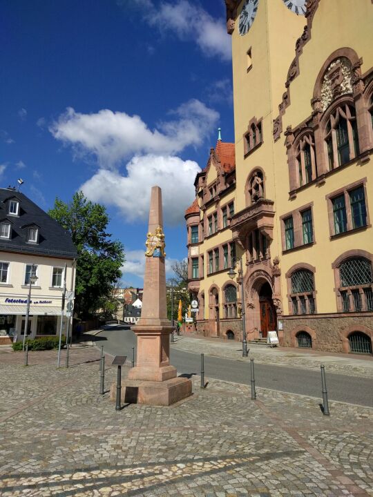 Kursächsische Postmeilensäule auf dem Markt in Waldheim.