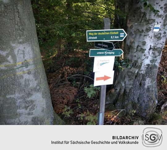 Wegweiser am Wanderweg der deutschen Einheit in der Nähe von Ansprung.