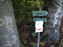 Wegweiser am Wanderweg der deutschen Einheit in der Nähe von Ansprung.