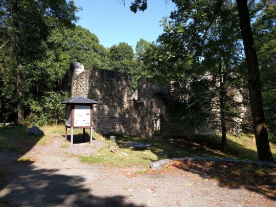 Die Ruinen auf dem Burgstein bei Krebes.