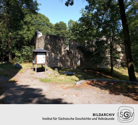 Die Ruinen auf dem Burgstein bei Krebes.