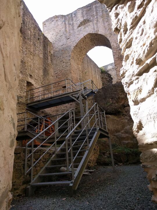 Die Ruinen auf dem Burgstein bei Krebes.