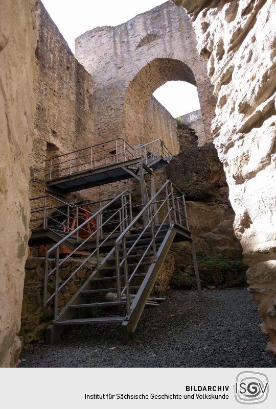 Die Ruinen auf dem Burgstein bei Krebes.