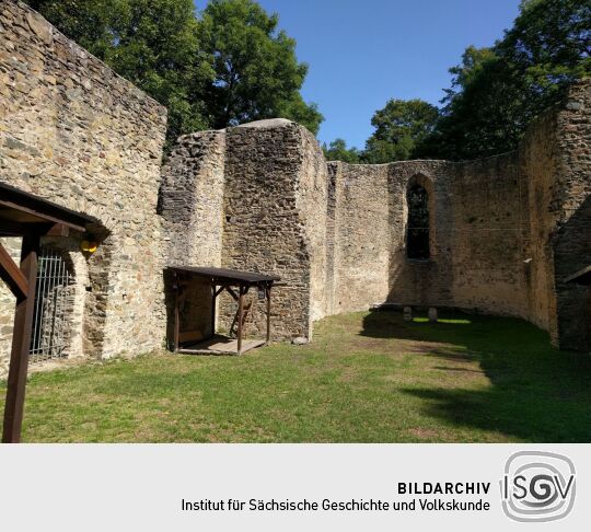 Die Ruinen auf dem Burgstein bei Krebes.