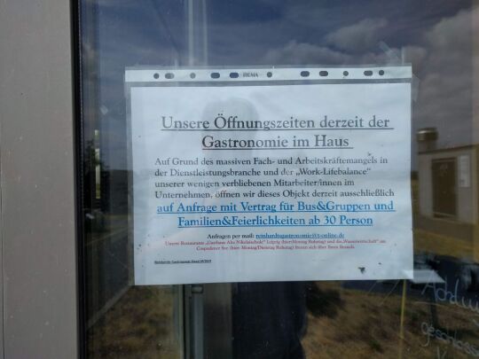 Infoblatt an der Eingangstür zur Gaststätte Kartoffelhaus im Pavillon KAP ZWENKAU.