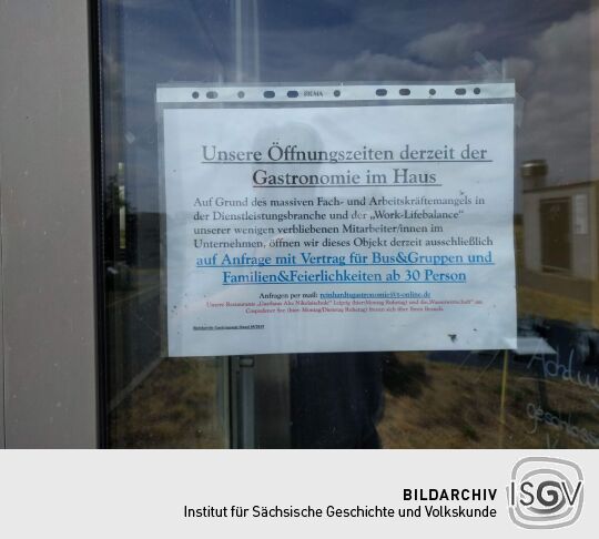 Infoblatt an der Eingangstür zur Gaststätte Kartoffelhaus im Pavillon KAP ZWENKAU.