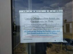 Bild: Infoblatt an der Eingangstür zur Gaststätte Kartoffelhaus im Pavillon KAP ZWENKAU.