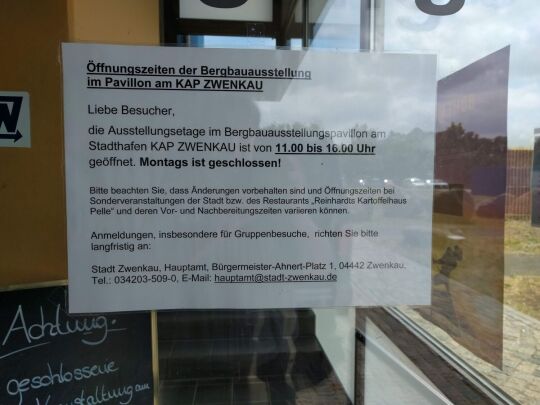 Infoblatt an der Eingangstür zum Pavillon KAP ZWENKAU.