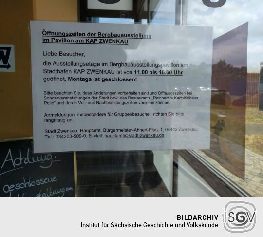 Infoblatt an der Eingangstür zum Pavillon KAP ZWENKAU.
