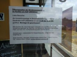 Infoblatt an der Eingangstür zum Pavillon KAP ZWENKAU.
