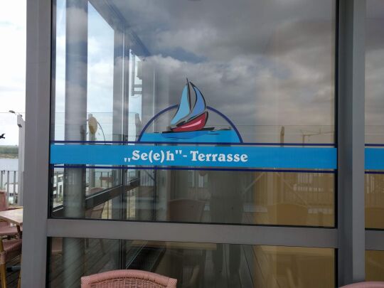 Fenstergestaltung auf der Ebene der Aussichtsplattform auf dem Pavillon KAP ZWENKAU.