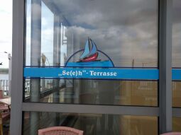 Fenstergestaltung auf der Ebene der Aussichtsplattform auf dem Pavillon KAP ZWENKAU.