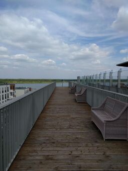 Die Aussichtsterrasse auf dem Pavillon KAP ZWENKAU.