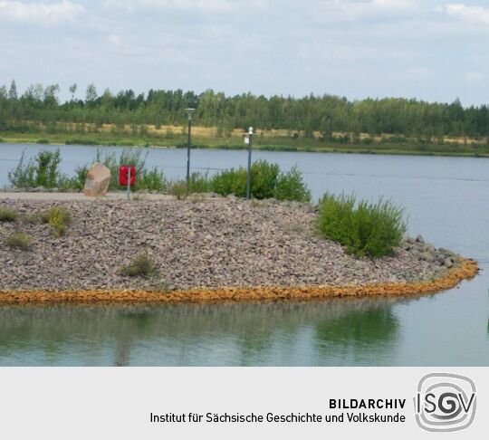 Blick auf die westliche Mole des Hafens Zwenkau.