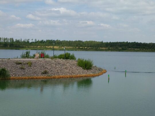 Blick auf die westliche Mole des Hafens Zwenkau.