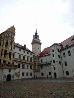 Bild: Im Innenhof von Schloss Hartenfels in Torgau.