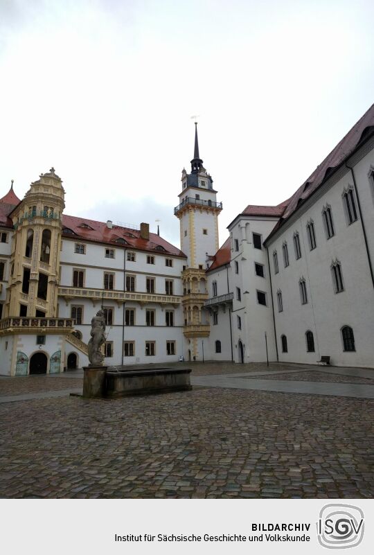 Im Innenhof von Schloss Hartenfels in Torgau mit Hausmannsturm und Großem Wendelstein.