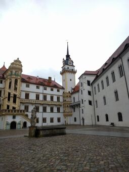 Im Innenhof von Schloss Hartenfels in Torgau mit Hausmannsturm und Großem Wendelstein.