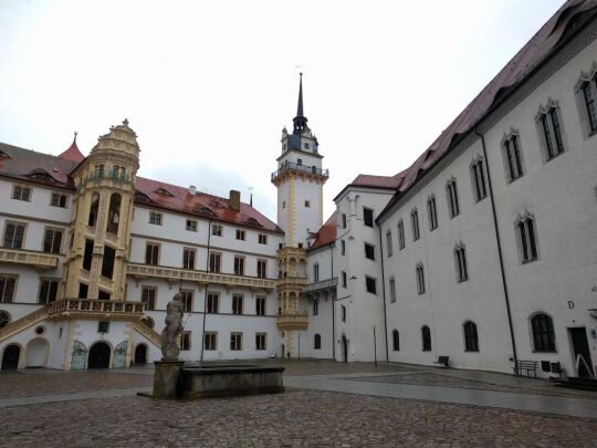 Im Innenhof von Schloss Hartenfels in Torgau mit Hausmannsturm und Großem Wendelstein.