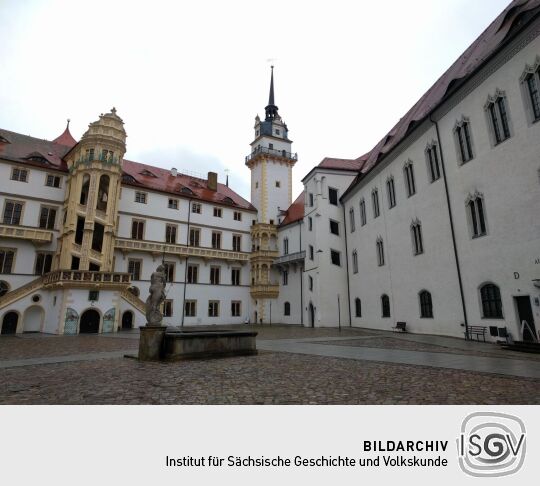 Im Innenhof von Schloss Hartenfels in Torgau mit Hausmannsturm und Großem Wendelstein.