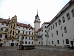 Im Innenhof von Schloss Hartenfels in Torgau mit Hausmannsturm und Großem Wendelstein.